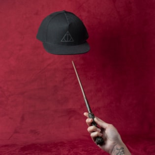 Boné Vans Harry Potter Snapback Deathly Hallows Black VN0A3I6FSP5 Boné Vans Harry Potter Snapback Deathly Hallows Black VN0A3I6FSP5