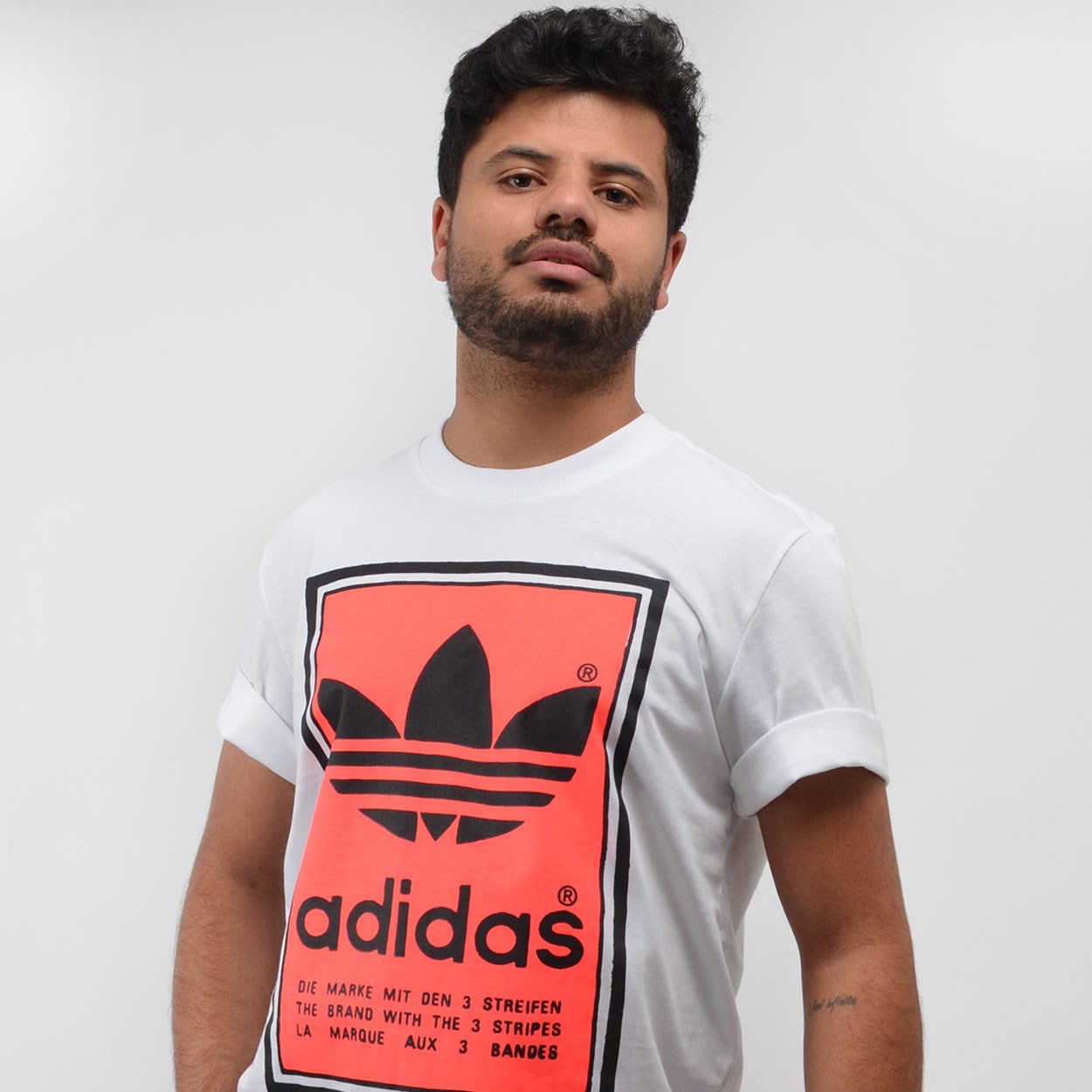 camisa adidas branca e rosa