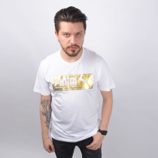 Camiseta Puma Masculina Gold Plate Brand Graphic Branco 85154602 Camiseta Puma Masculina Gold Plate Brand Graphic Branco 85154602