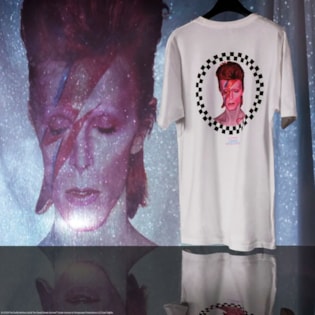 Camiseta Vans David Bowie Manga Curta Aladdin Sane SS White VN0A3WCOWHT Camiseta Vans David Bowie Manga Curta Aladdin Sane SS White VN0A3WCOWHT