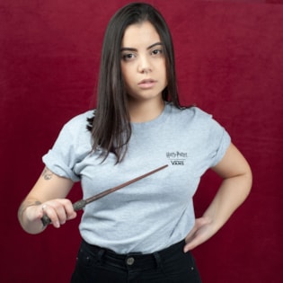 Camiseta Vans Feminina Harry Potter Crest SS Boys Athletic Heather VN0A459NATH Camiseta Vans Feminina Harry Potter Crest SS Boys Athletic Heather VN0A459NATH