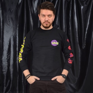 Camiseta Vans Masculina The Nightmare Before Christimas Manga Longa LS Oogie Boogie Nightmare VN0A49 Camiseta Vans Masculina The Nightmare Before Christimas Manga Longa LS Oogie Boogie Nightmare VN0A49