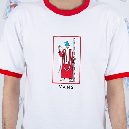 Camiseta Vans Wheres Waldo Wizard White Racing VN0A4VKNZ4Q