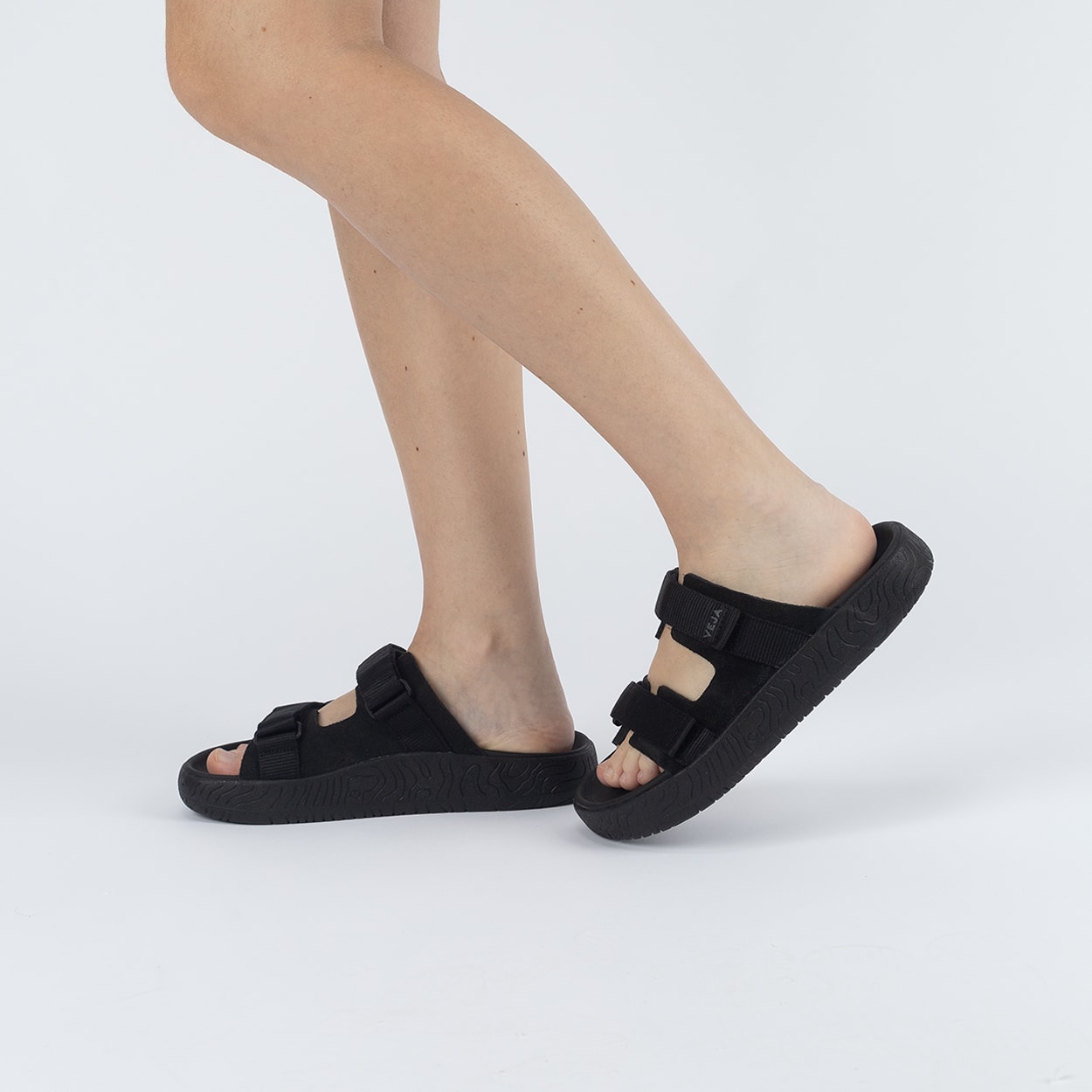 Sandália Veja Arpoador Suede Soft Full Black AP3221036