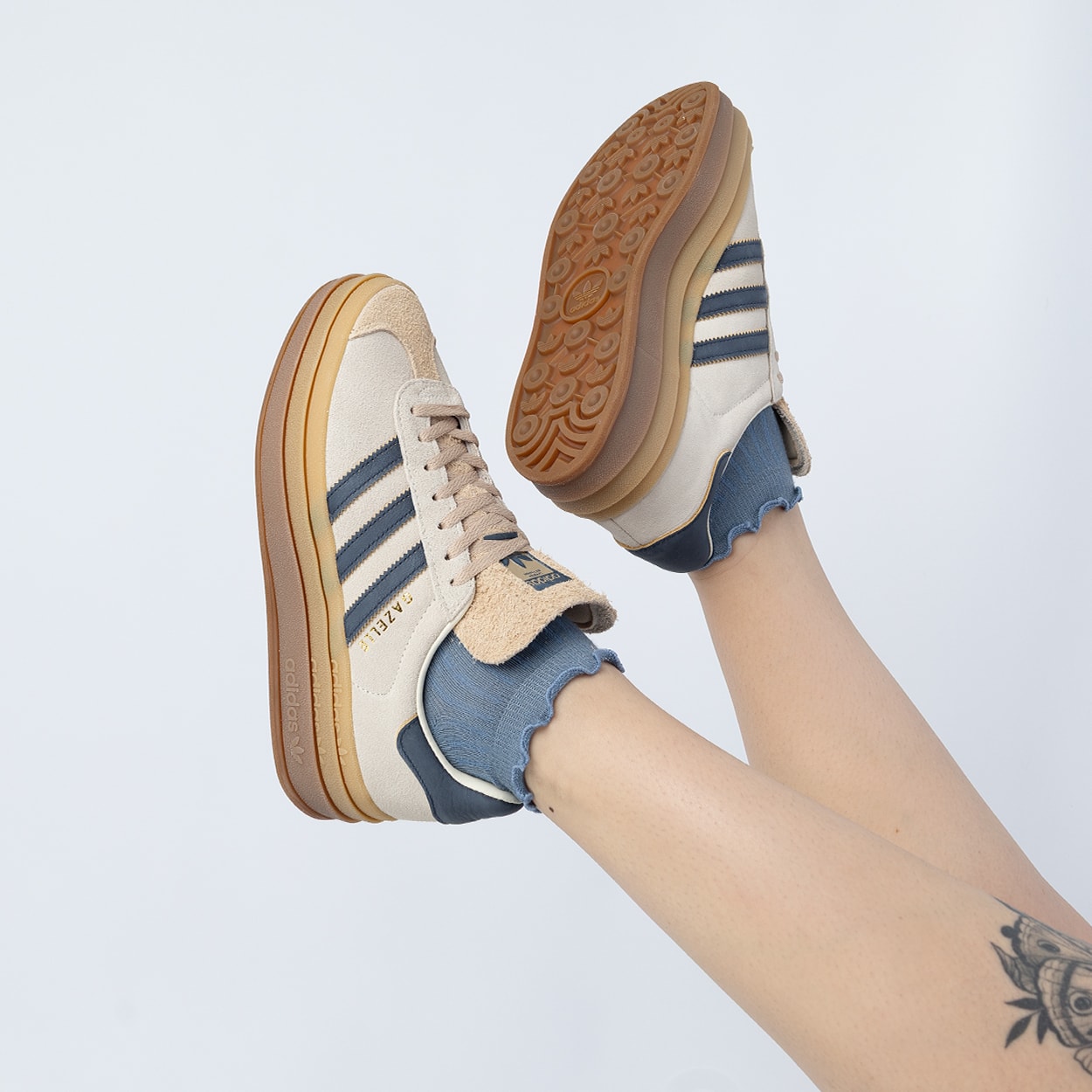 Tênis adidas Gazelle Bold Cream White Night Indigo JQ5126