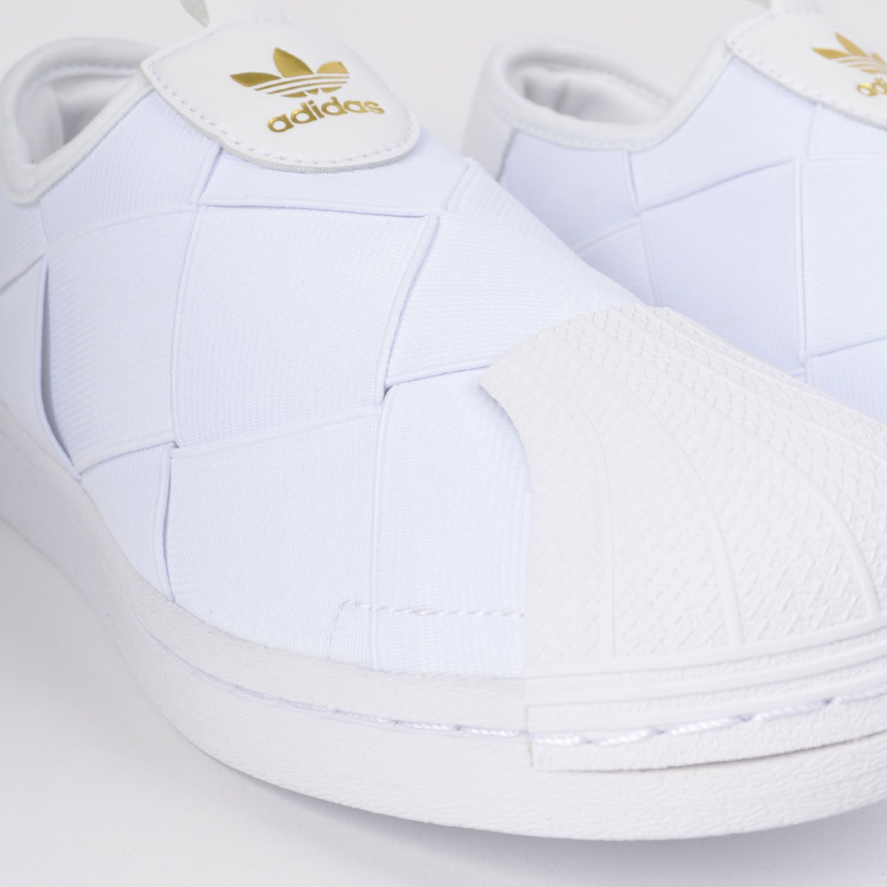 tenis adidas slip on estampado