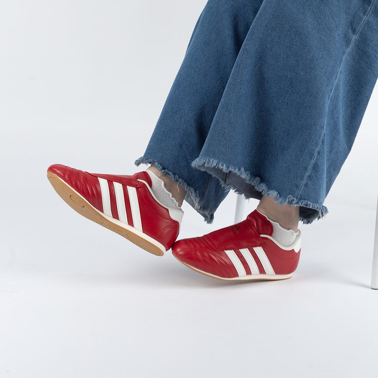 Tênis adidas Taekwondo Off White Better Scarlet JS4020