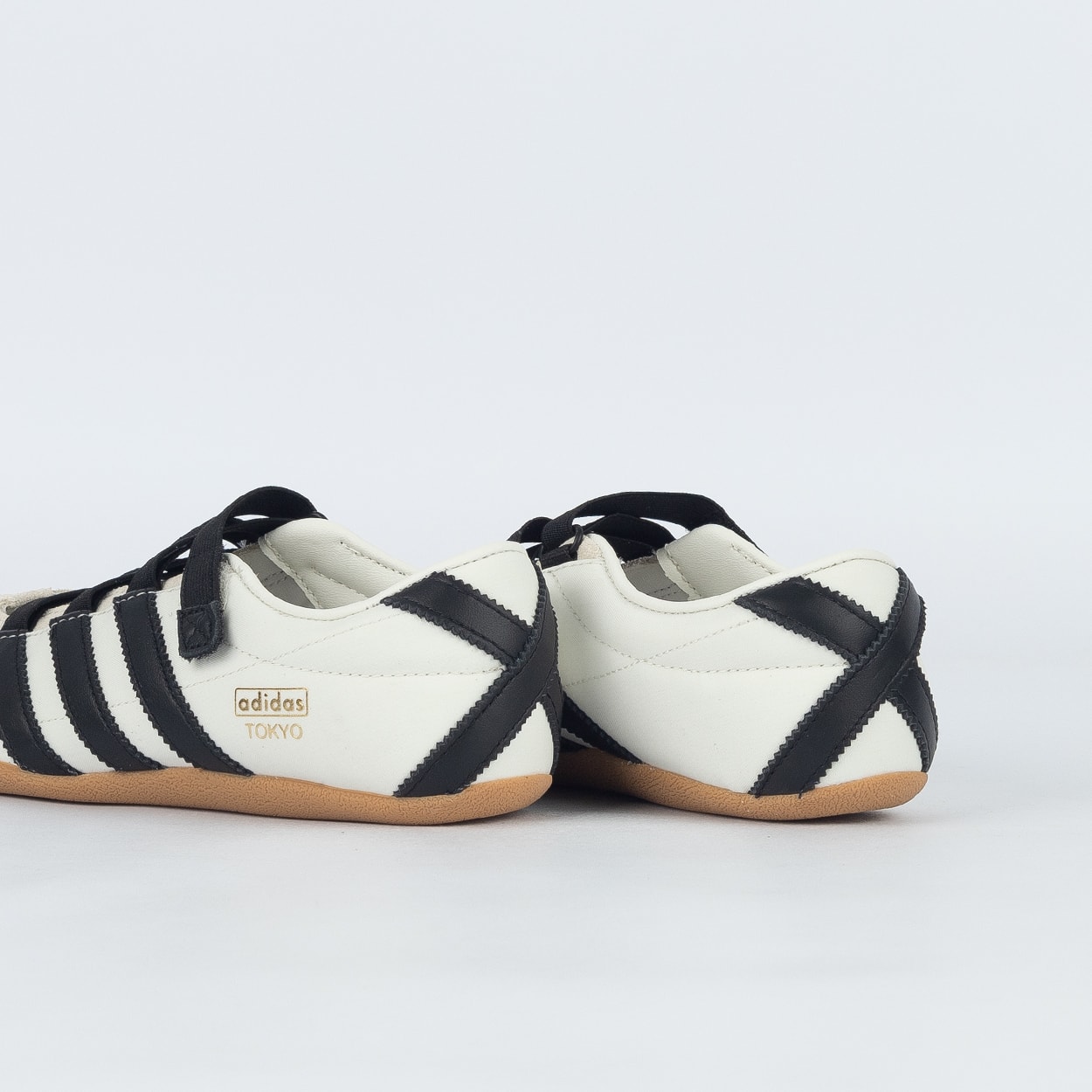 Tênis adidas Tokyo MJ Off White Core Black Gum KJ8378