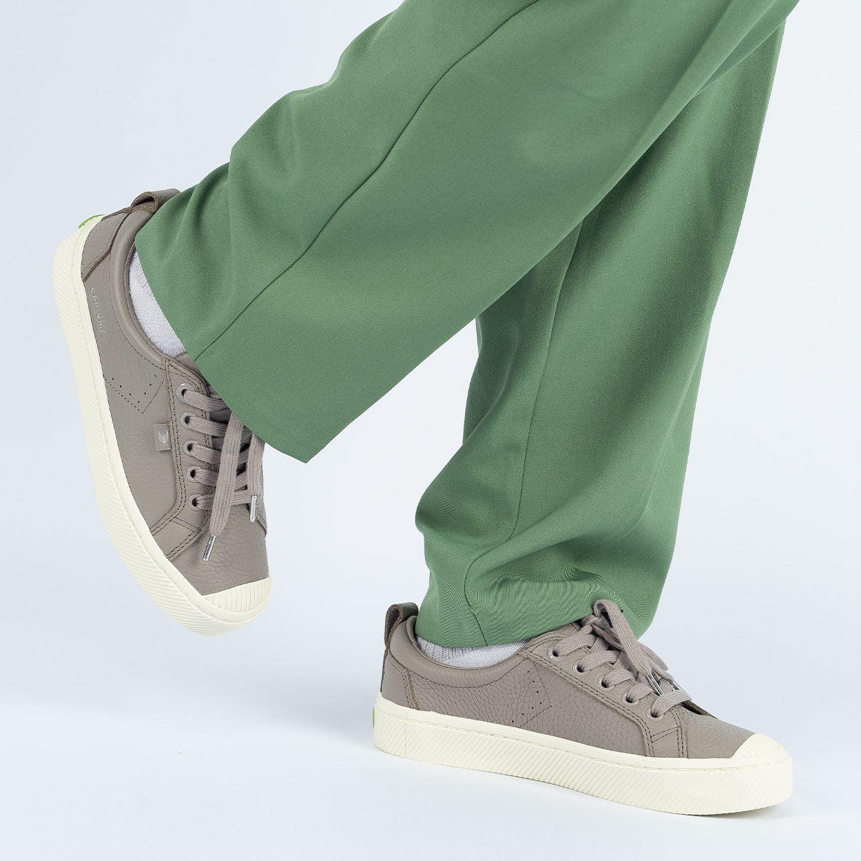 Tênis Cariuma Oca Low Premium Leather Grey 100104G01