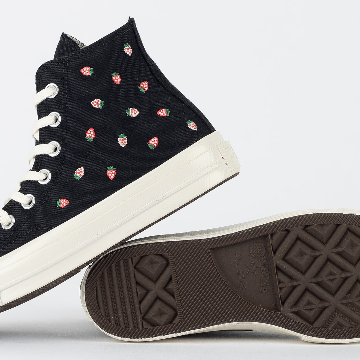 Tênis Converse Chuck 70 Hi Strawberry Soles Preto Amendoa CT31010001