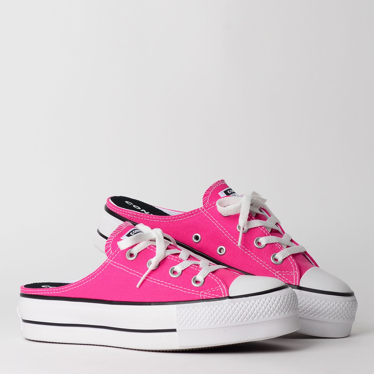 tenis all star aberto na frente