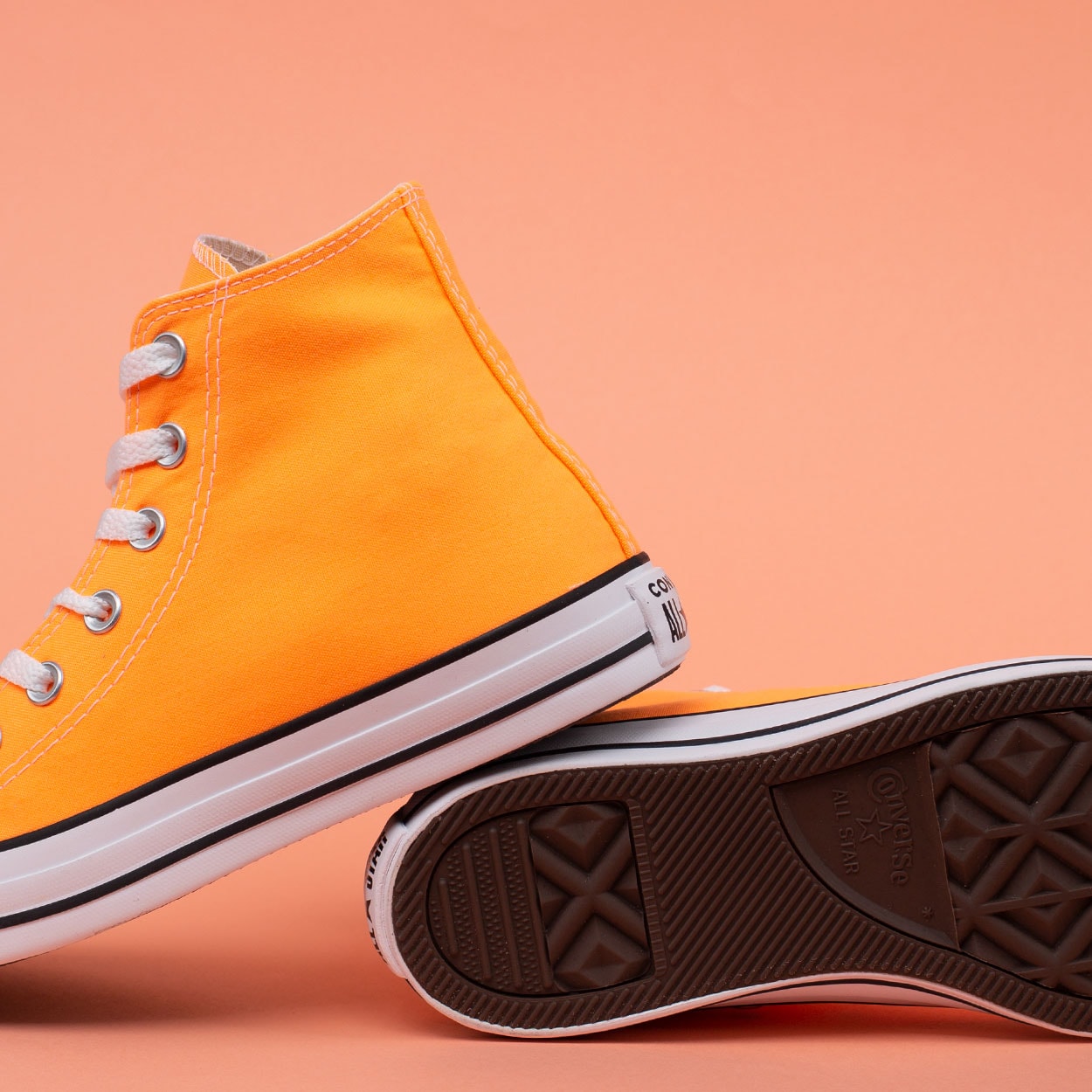 all star preto e laranja