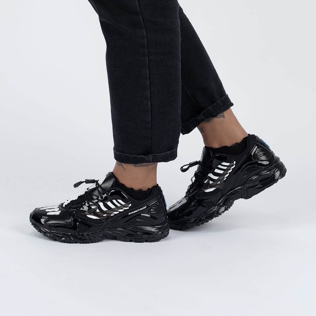 Tênis Mizuno Wave Rider 10 X Mr. Sabotage (SBTG) Preto Branco