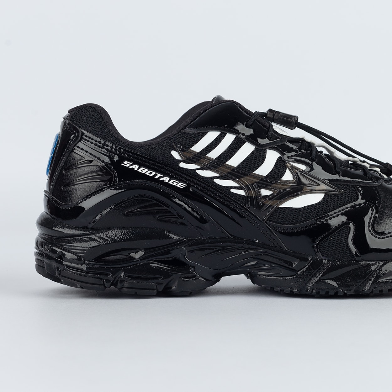 Tênis Mizuno Wave Rider 10 X Mr. Sabotage (SBTG) Preto Branco