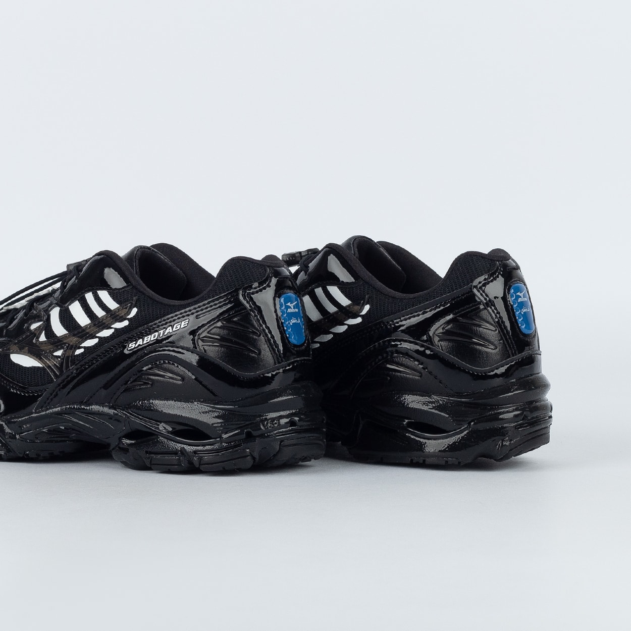 Tênis Mizuno Wave Rider 10 X Mr. Sabotage (SBTG) Preto Branco