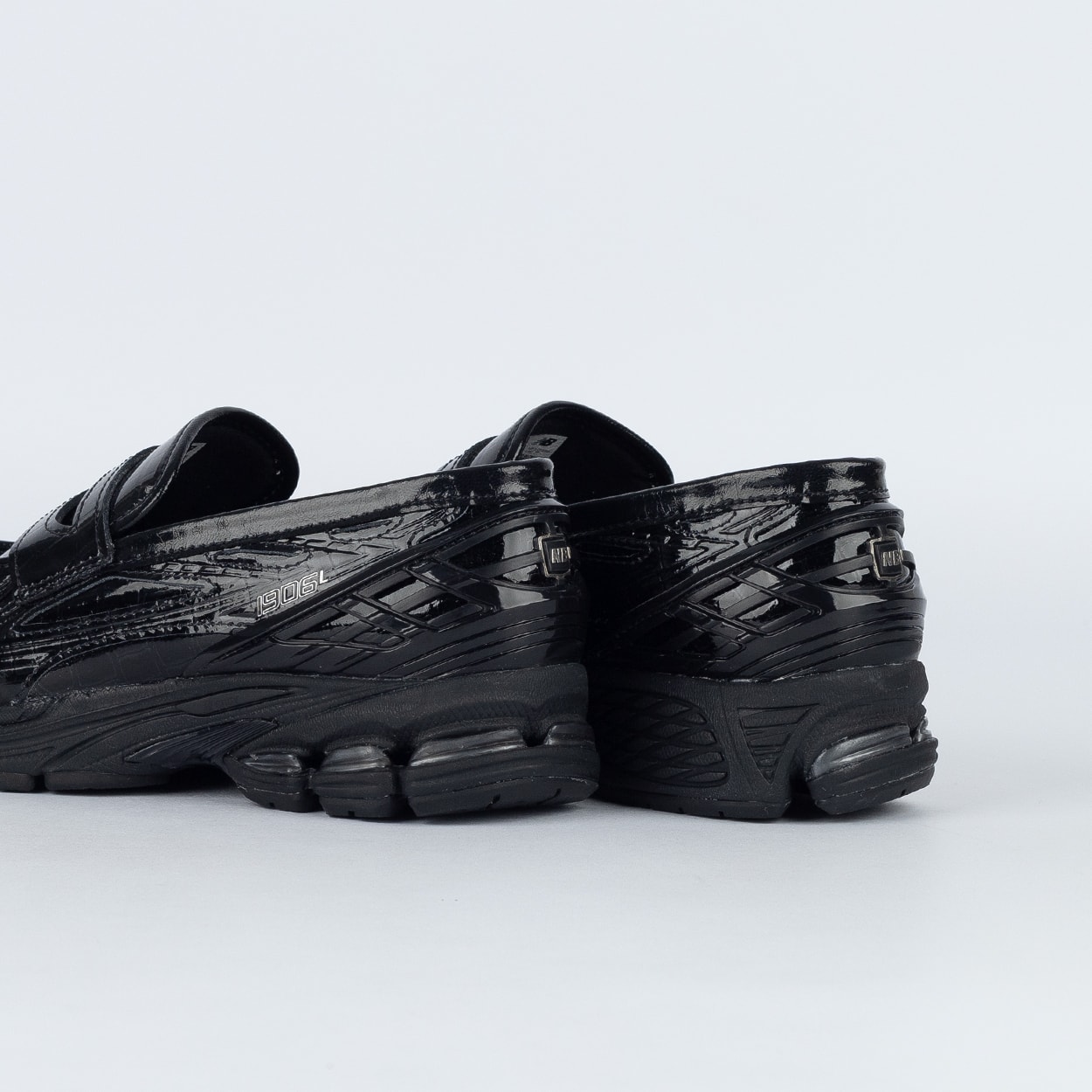 Tênis New Balance 1906L Loafer Preto Shine U1906LCR