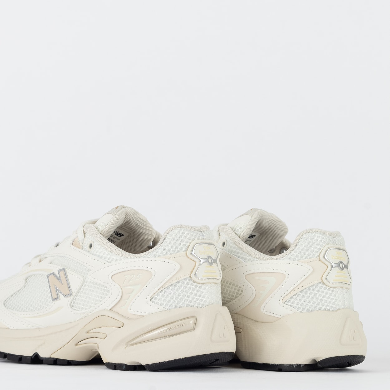 Tênis New Balance 725 Bege Claro Melao ML725CH