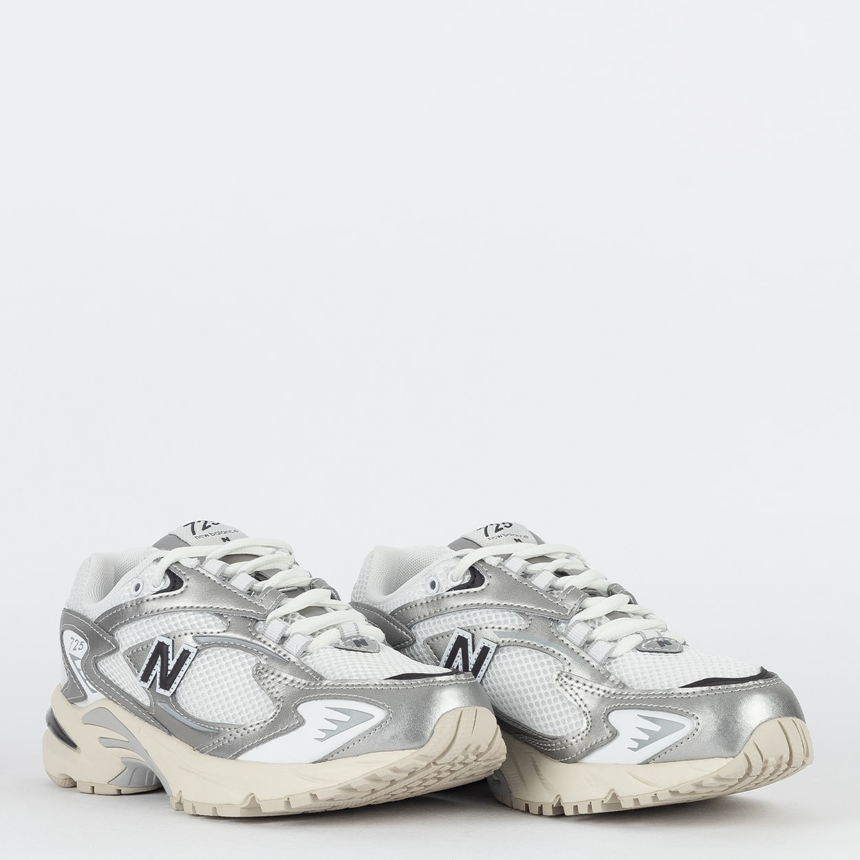 Tênis New Balance 725 Branco Cinza Metalizado ML725CG