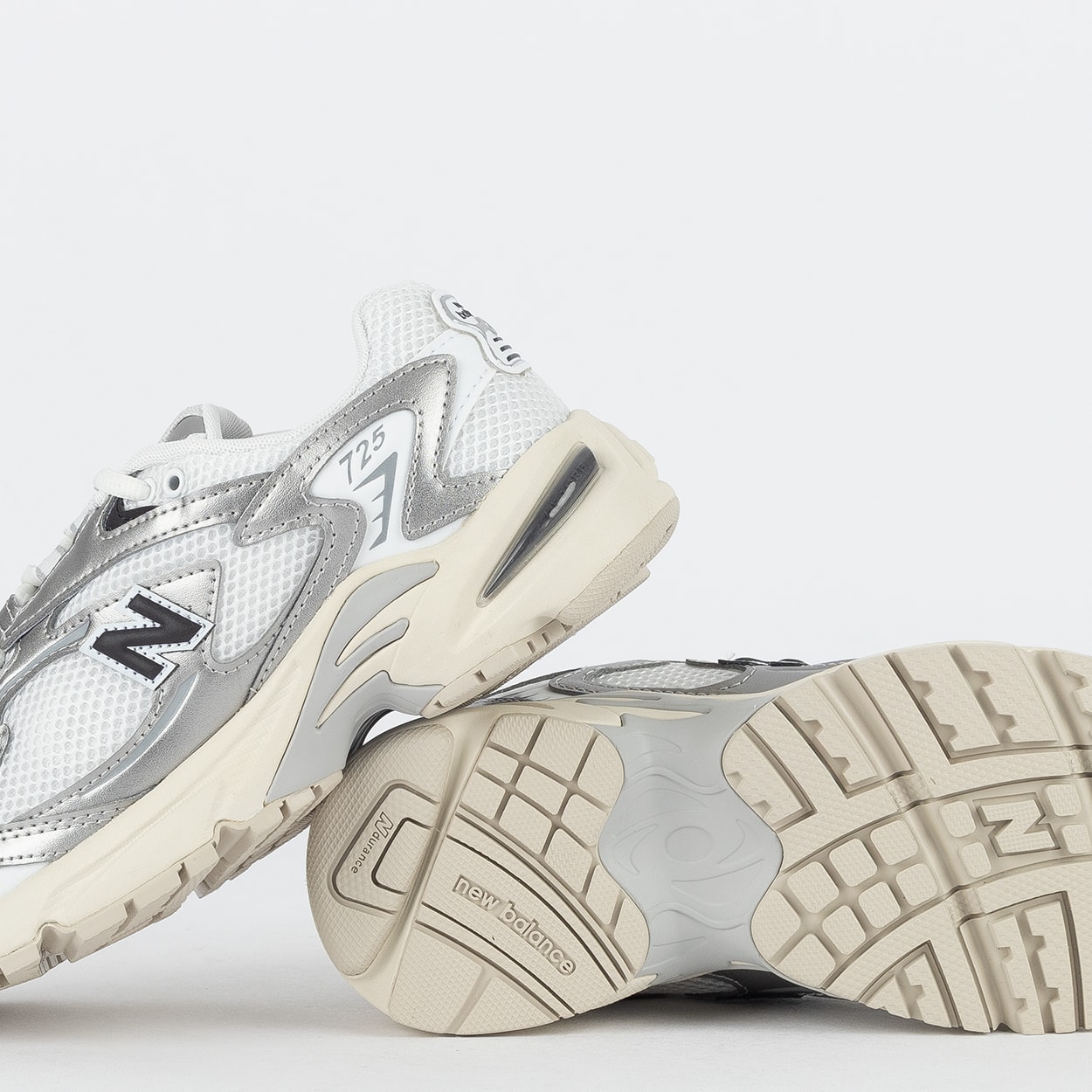 Tênis New Balance 725 Branco Cinza Metalizado ML725CG