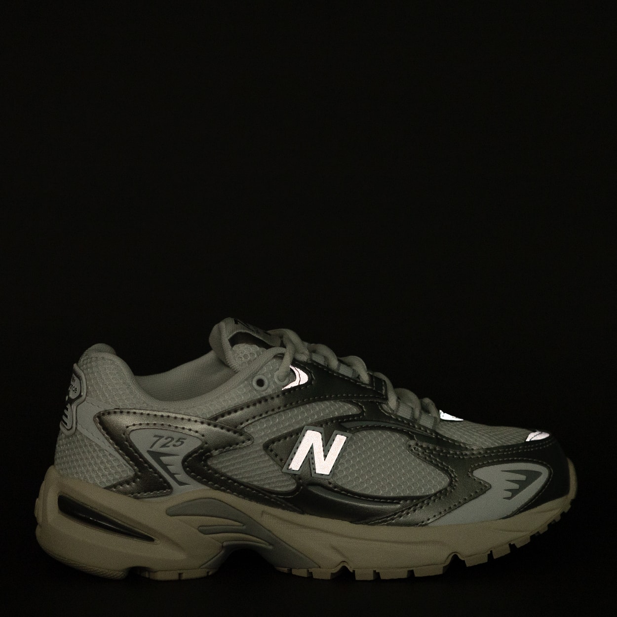 Tênis New Balance 725 Branco Cinza Metalizado ML725CG
