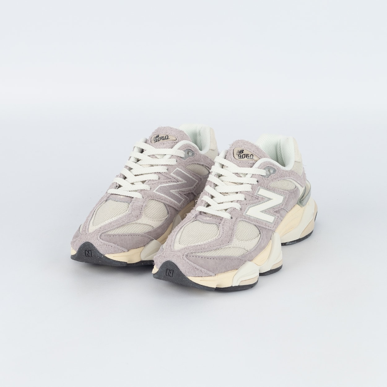 Tênis New Balance 9060 Cinza Bege U906029M
