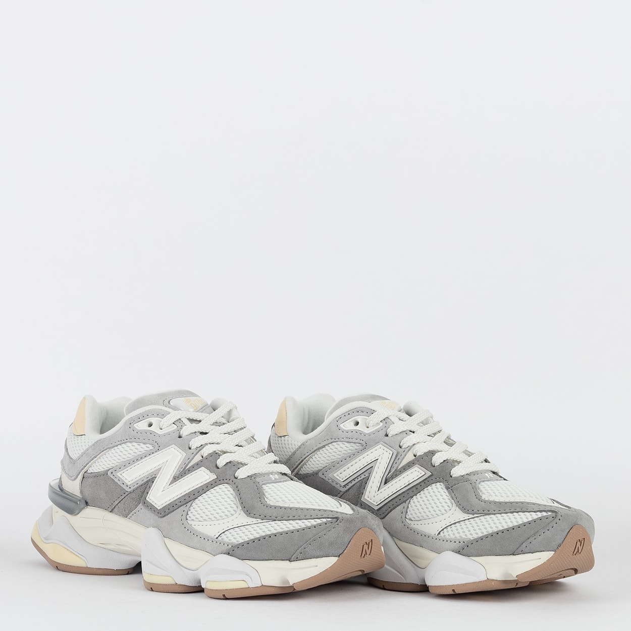 Tênis New Balance 9060 Cinza Branco Off U9060AUB