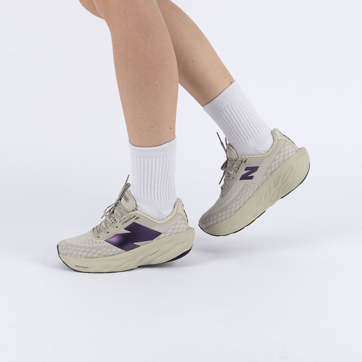 Tênis New Balance Fresh Foam X 1080 V14 Bege W108014K