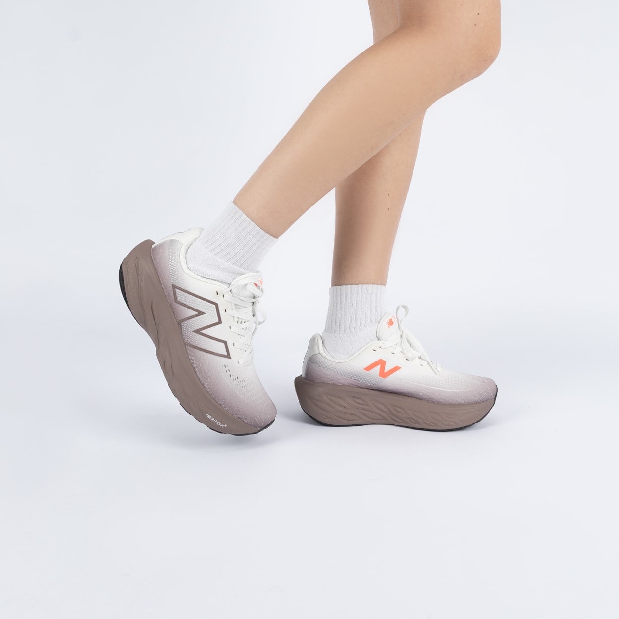 Tênis New Balance Fresh Foam X 1080 V14 Bege W108014K