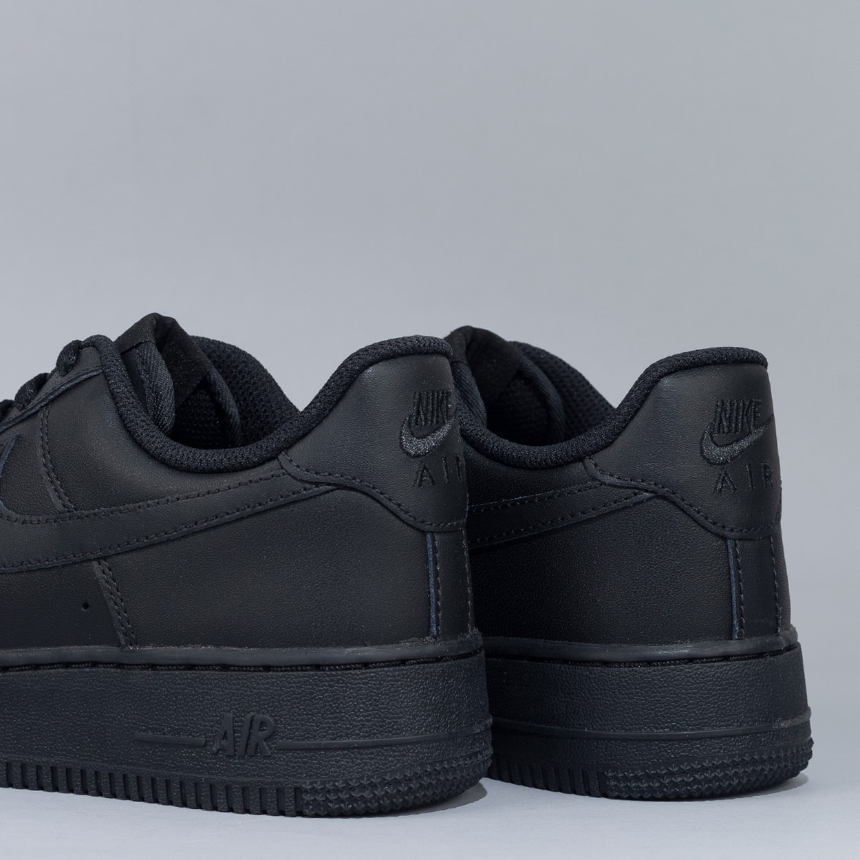 Nike black on black hot sale sneakers