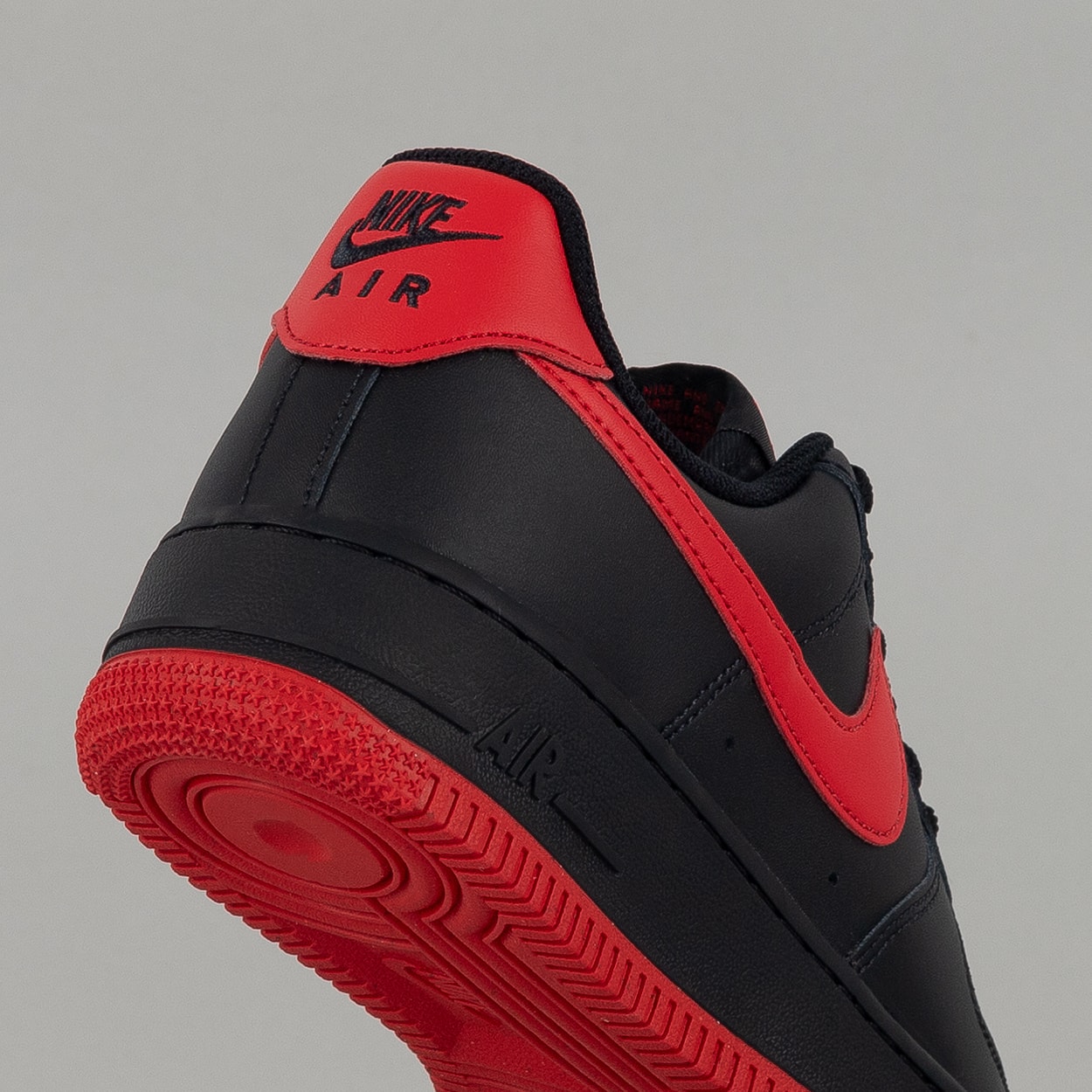 Tênis Nike Air Force 1 07 Black University Red FJ4146-002