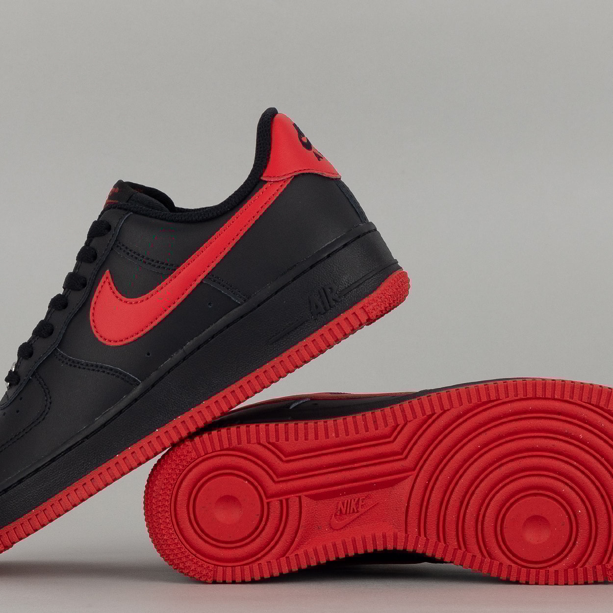 Tênis Nike Air Force 1 07 Black University Red FJ4146-002