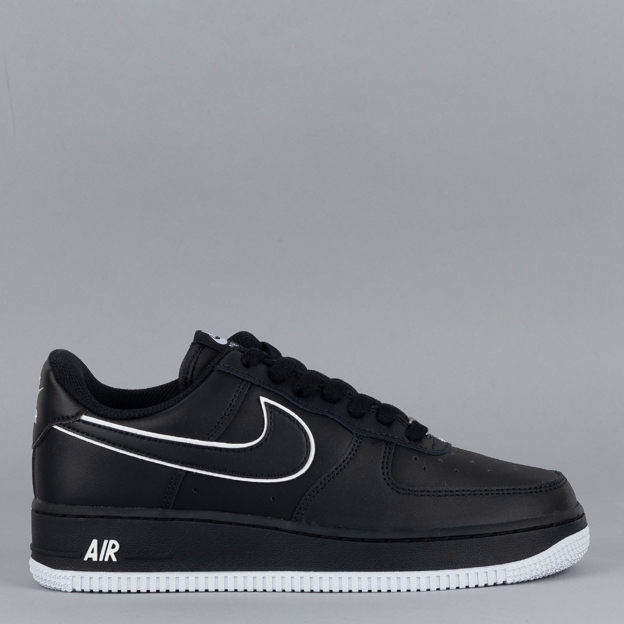 Black and white nike clearance airforces