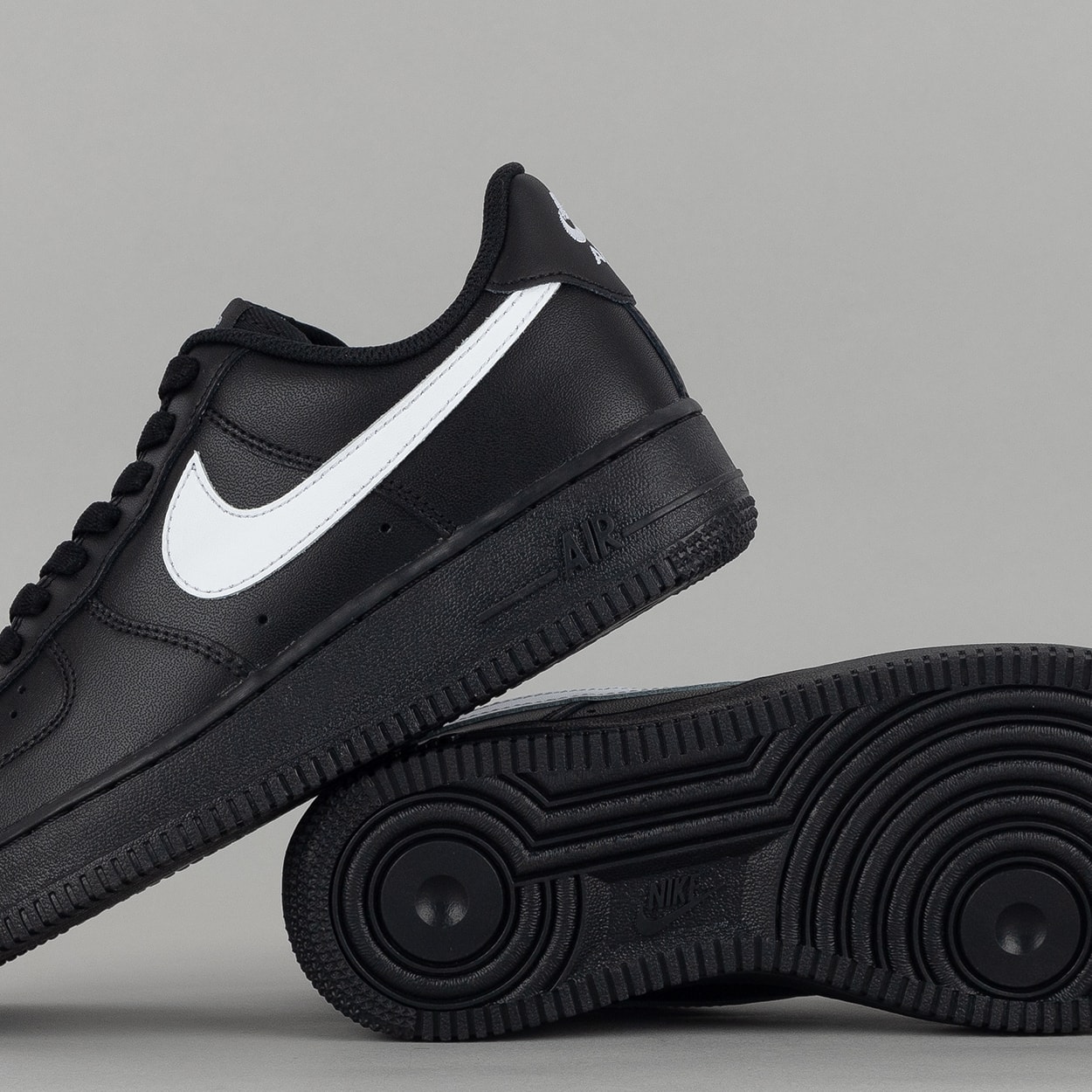 美品 NIKE AIR FORCE 1 '07 FZ0627-010 27cm NIKE AIR FORCE 1 '07 BLACK/WHITE-BLACK（ナイキ エア フォース 1 '07
