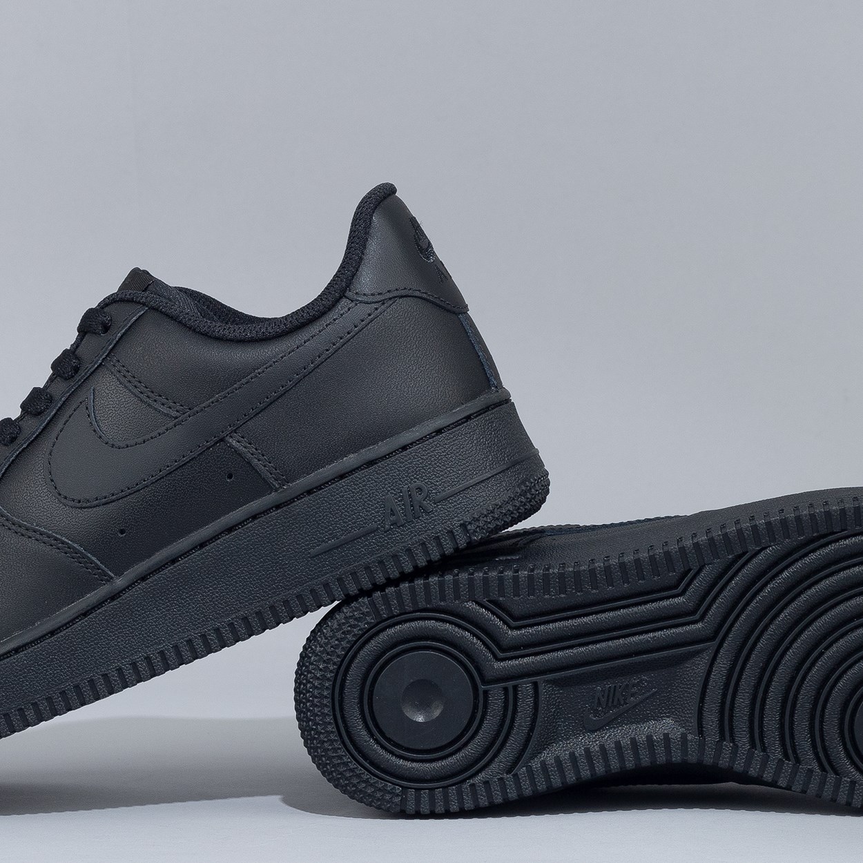 Nike air force preto sales cano baixo