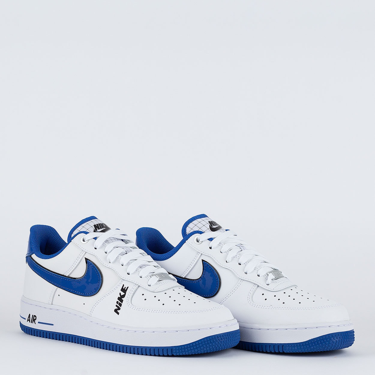 tenis nike preto com simbolo branco