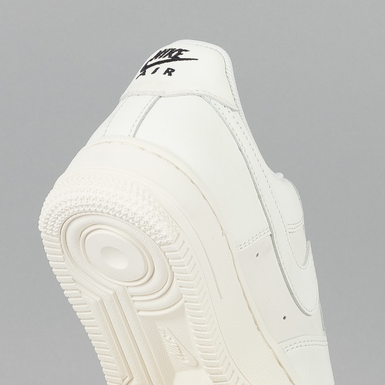 NIKE W AIR FORCE 1 ’07 ESS　HF1058-133 Tênis Nike Air Force 1 07 Sail HF1058-133