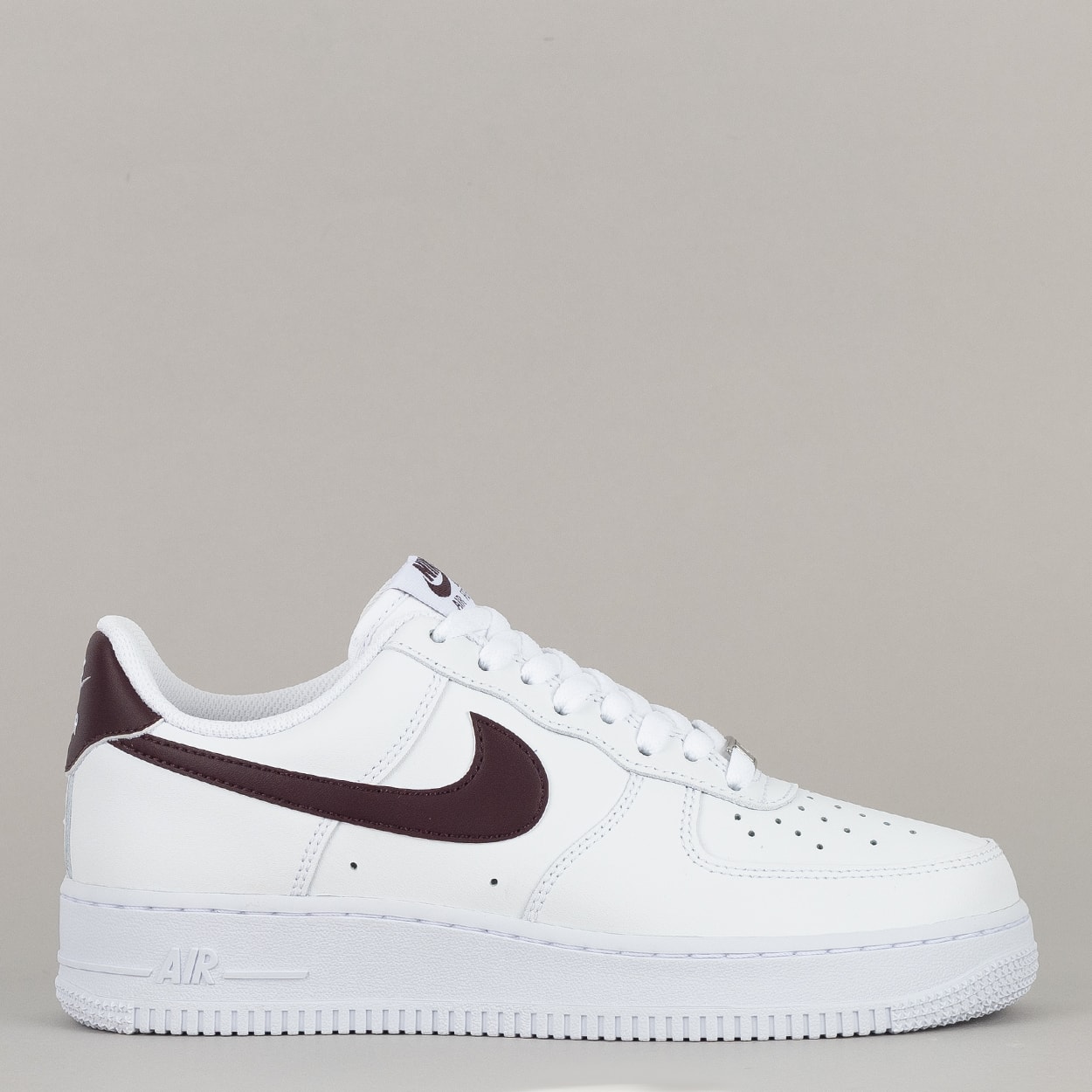 Tênis Nike Air Force 1 07 White Burgundy FJ4146-112