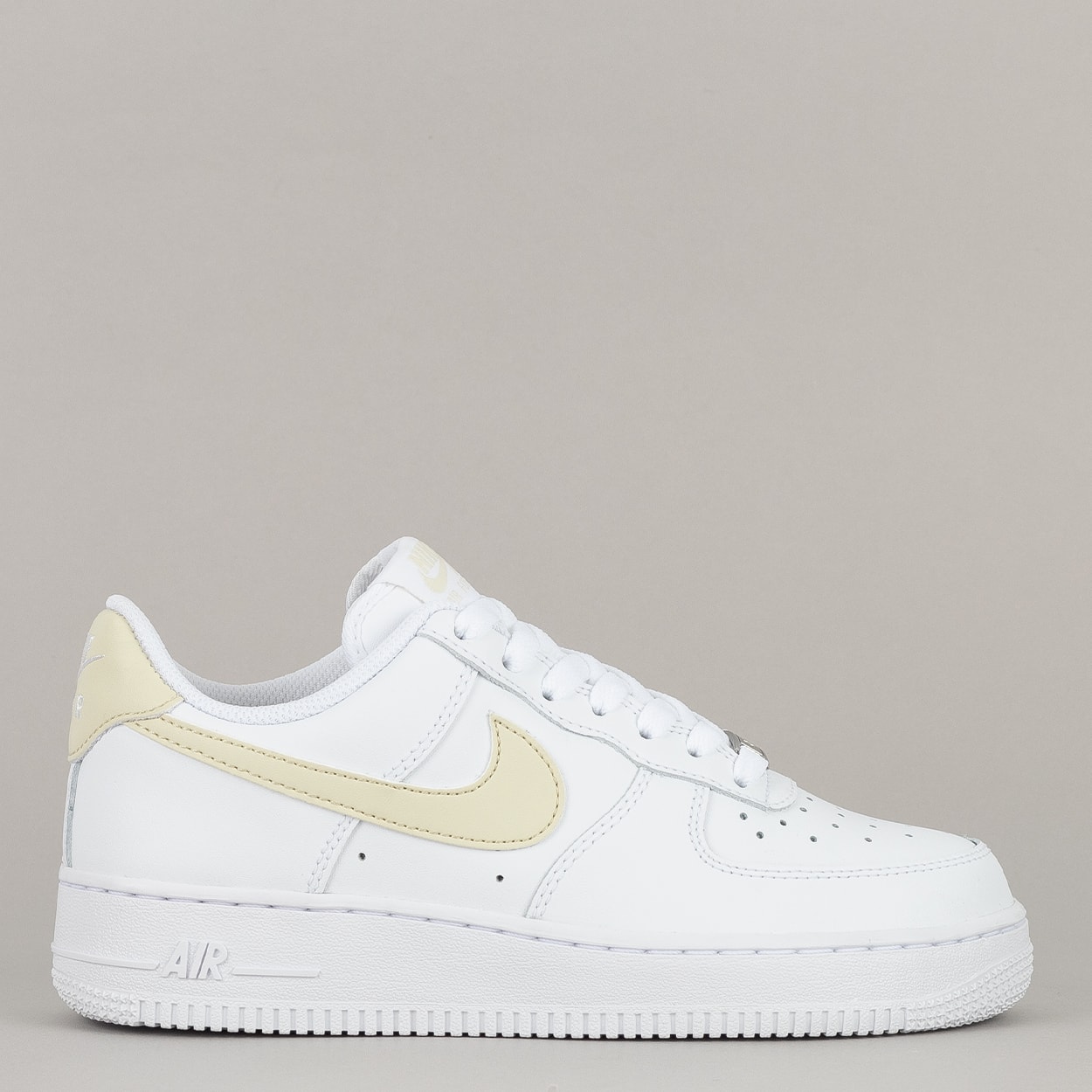Tênis Nike Air Force 1 07 White Khaki FJ4146-111