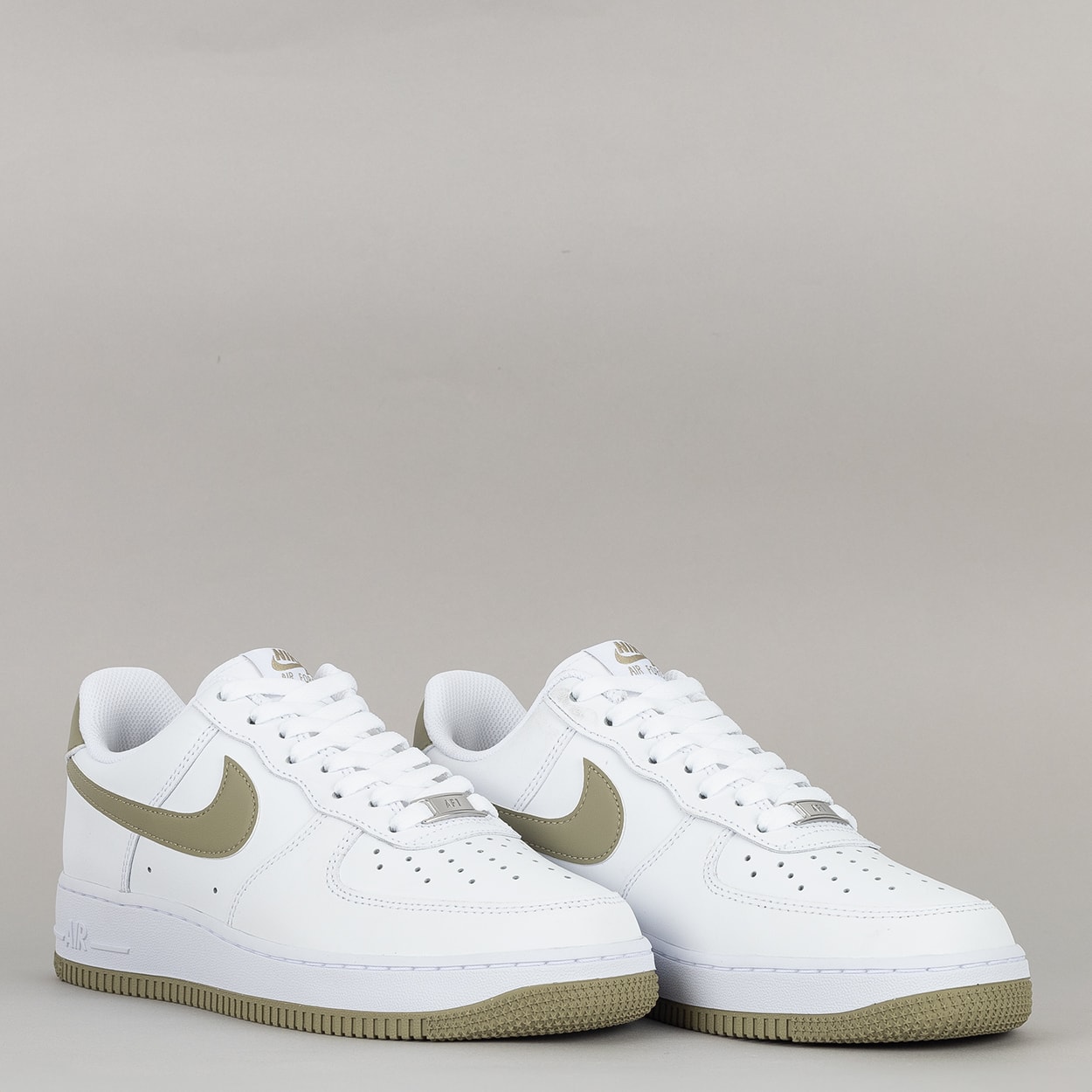 Tênis Nike Air Force 1 07 White Neutral Olive FJ4146-110