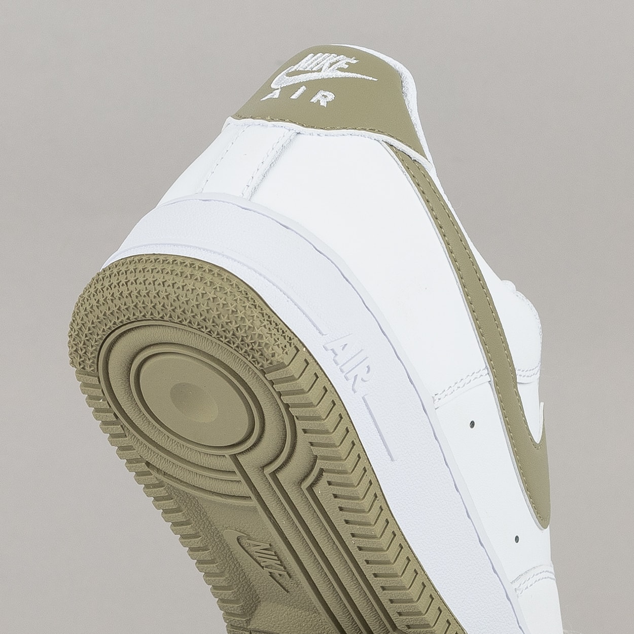 Tênis Nike Air Force 1 07 White Neutral Olive FJ4146-110