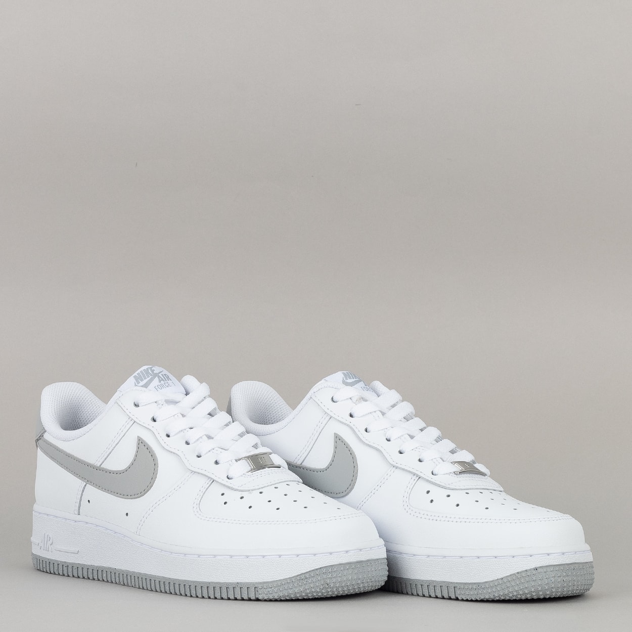 Tênis Nike Air Force 1 07 White Smoke Grey FJ4146-100