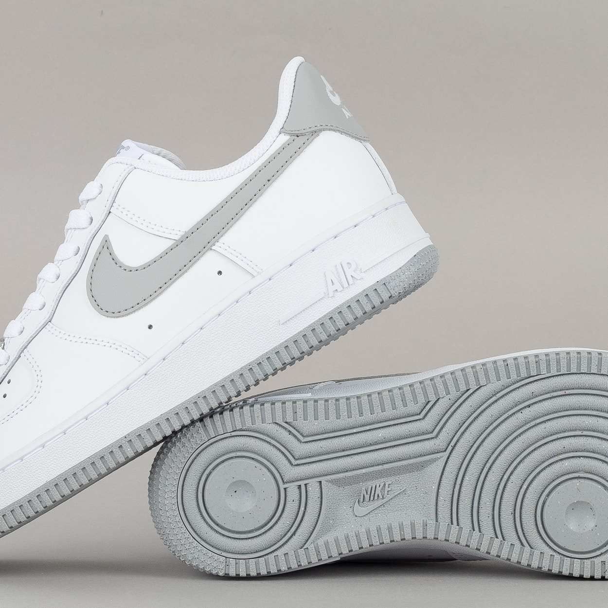 Tênis Nike Air Force 1 07 White Smoke Grey FJ4146-100