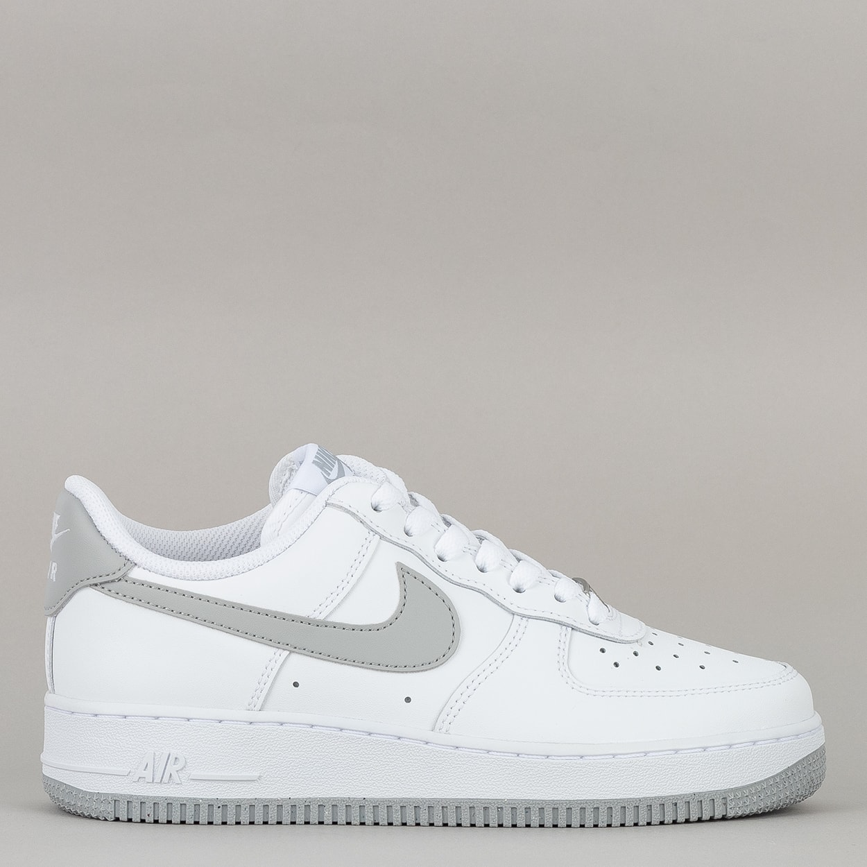 Tênis Nike Air Force 1 07 White Smoke Grey FJ4146-100
