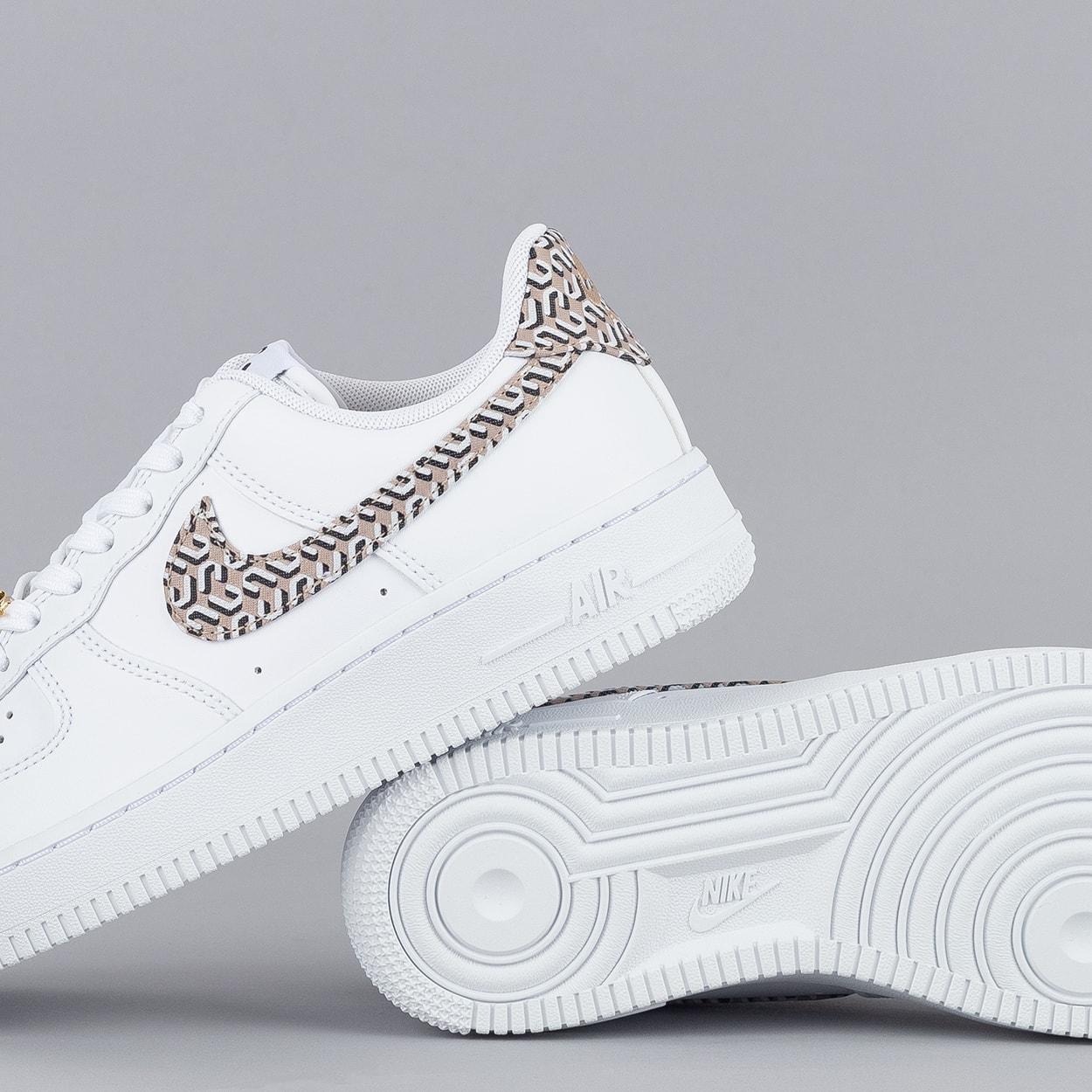 White nikes deals womens air force