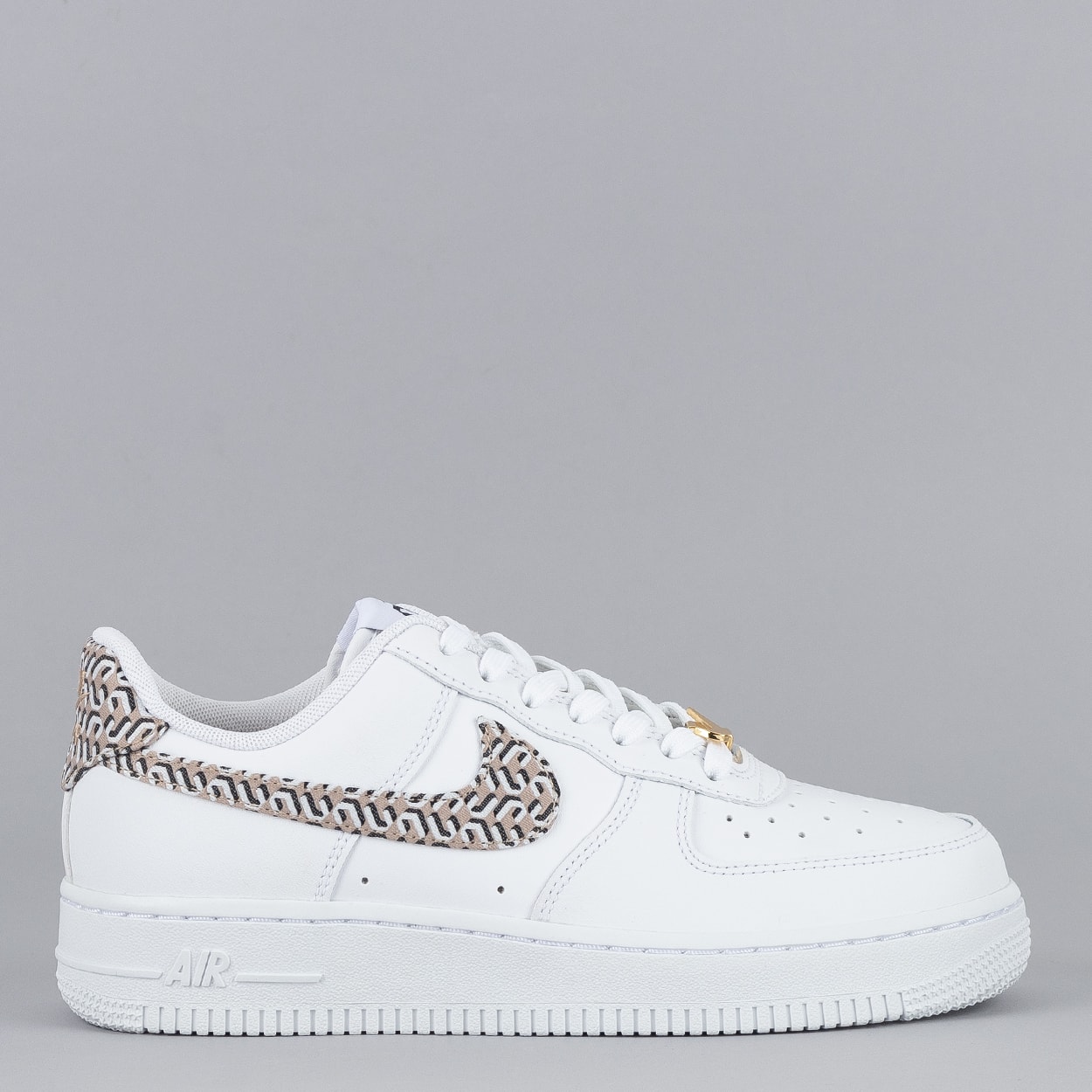 Nike air force hot sale 1 with studs