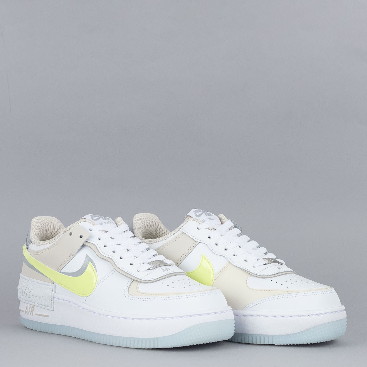 White air force sales with yellow tick