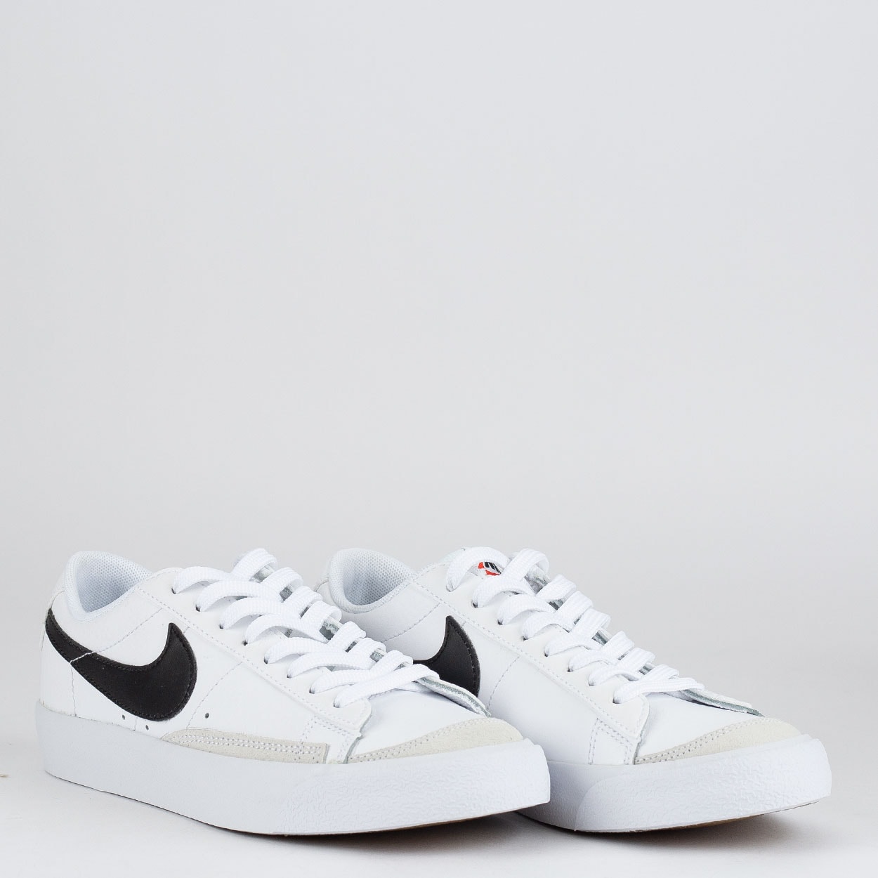 tenis nike baixo