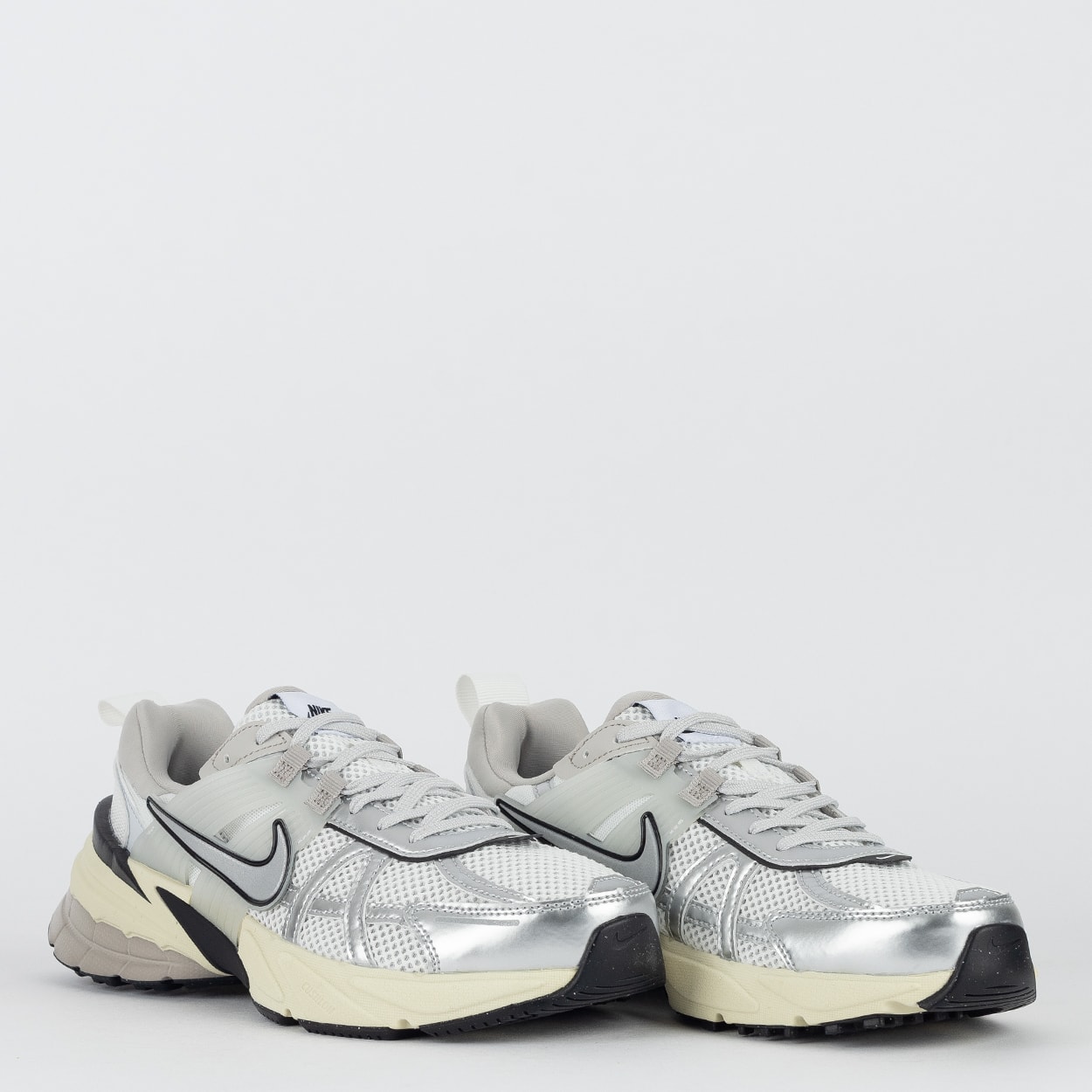 Tênis Nike V2K Run Summit White Metallic Silver FD0736-100