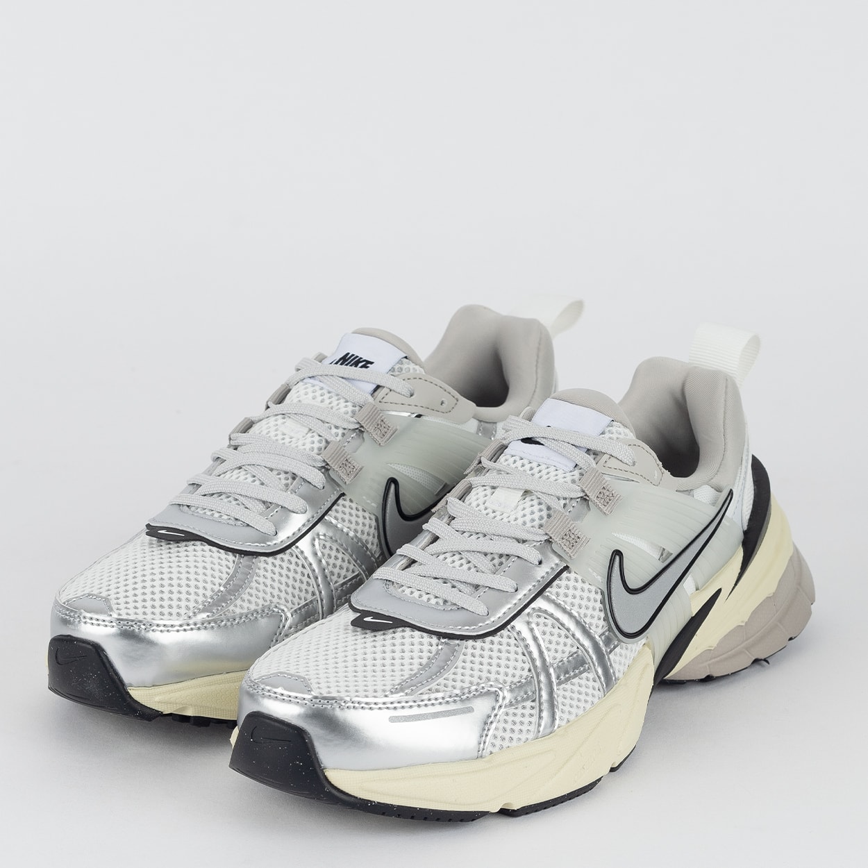 Tênis Nike V2K Run Summit White Metallic Silver HJ4497-100