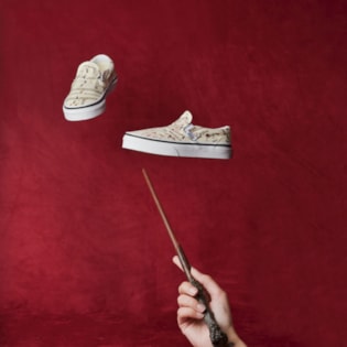 Tênis Vans Kids Classic Slip-On Harry Potter Marauders Map Classic White VN0A4BUTV3CP Tênis Vans Kids Classic Slip-On Harry Potter Marauders Map Classic White VN0A4BUTV3CP